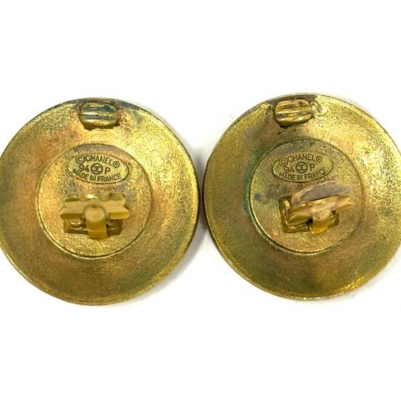 CHANEL pre-loved vintage button clip earrings 1994 in brass & cream - Picture 3 of 3